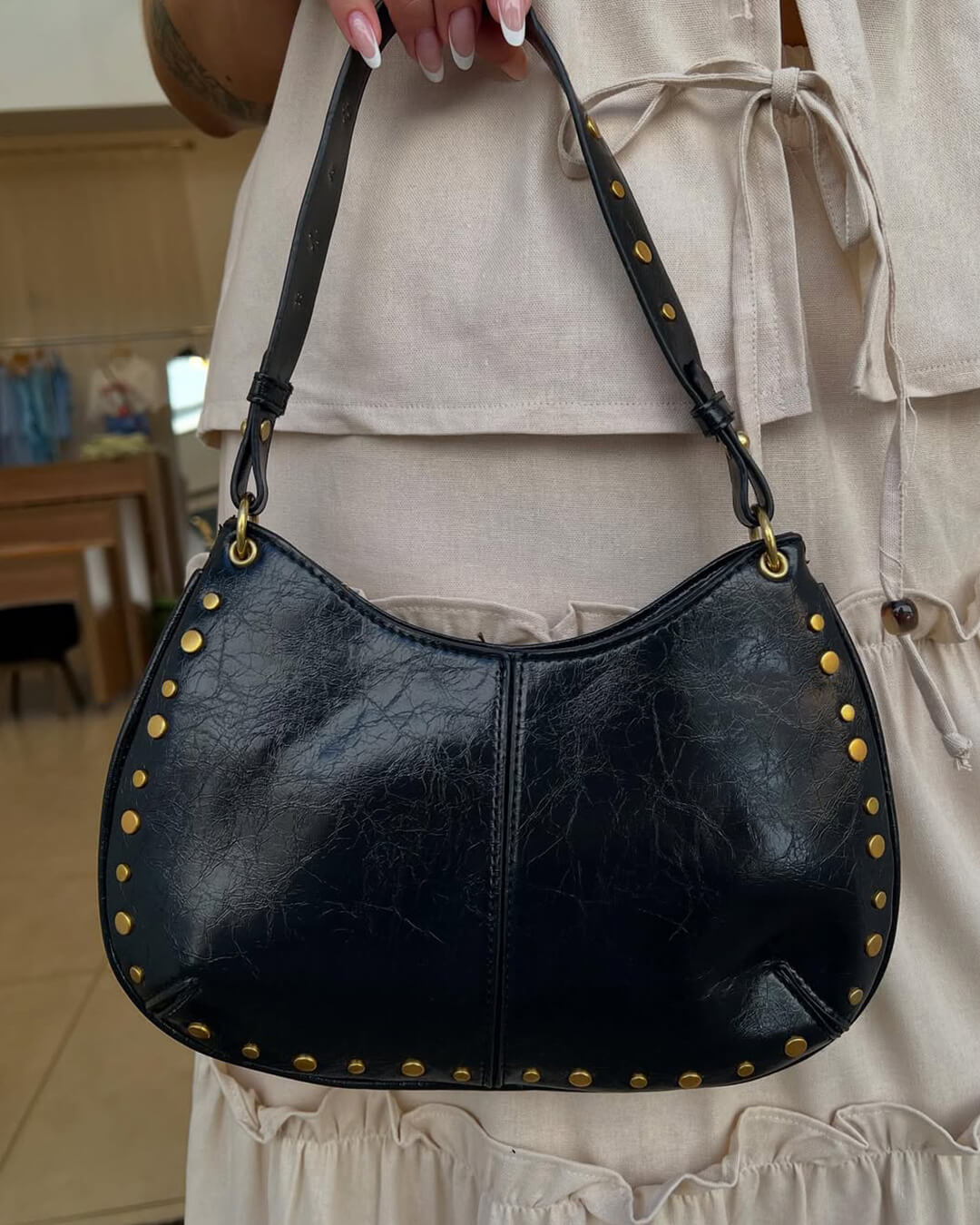 Claudia Tasche mit Golddetails