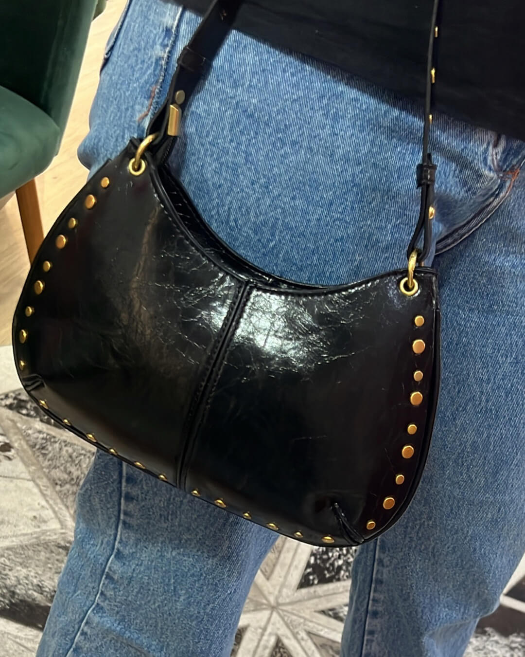 Claudia Tasche mit Golddetails