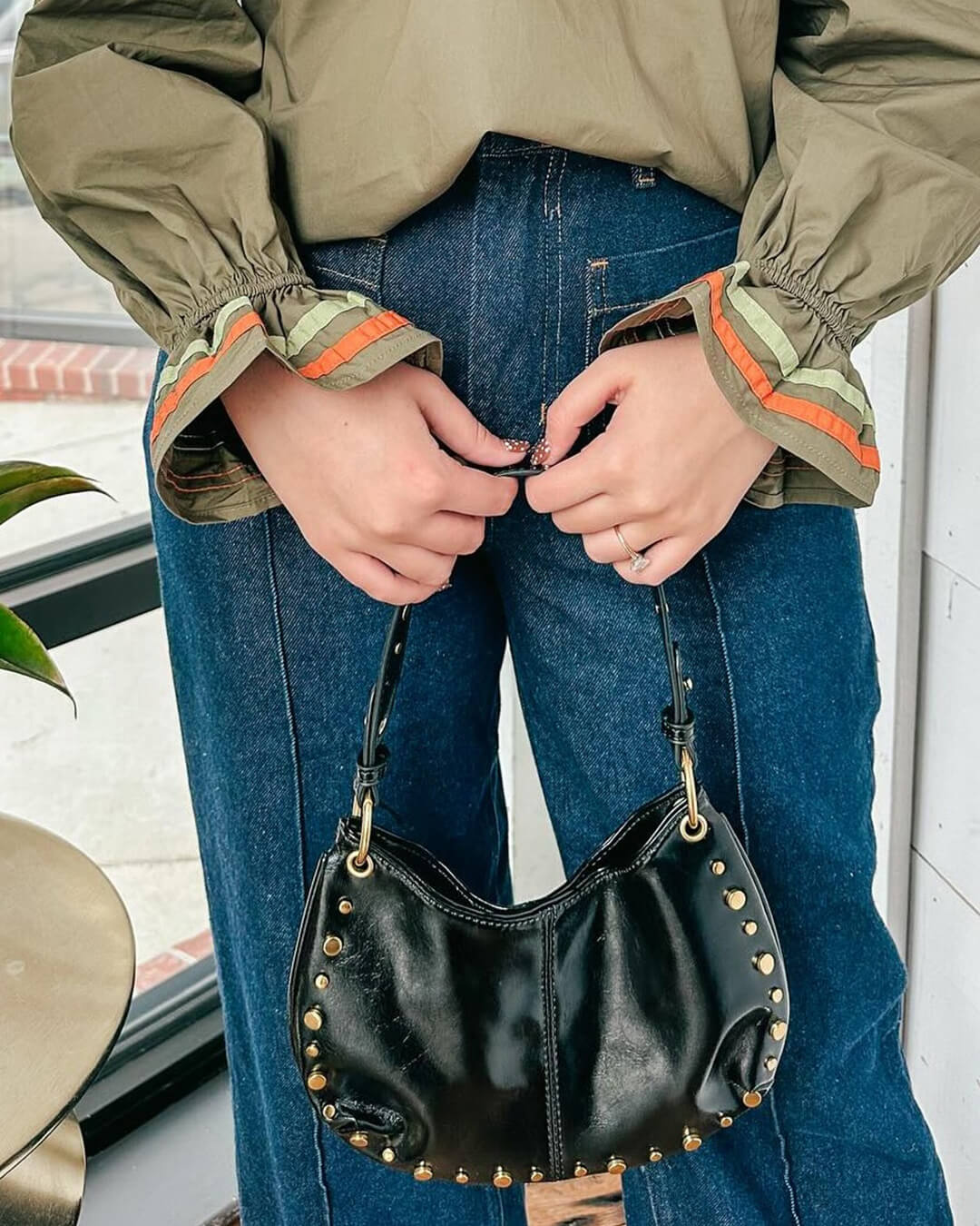Claudia Tasche mit Golddetails