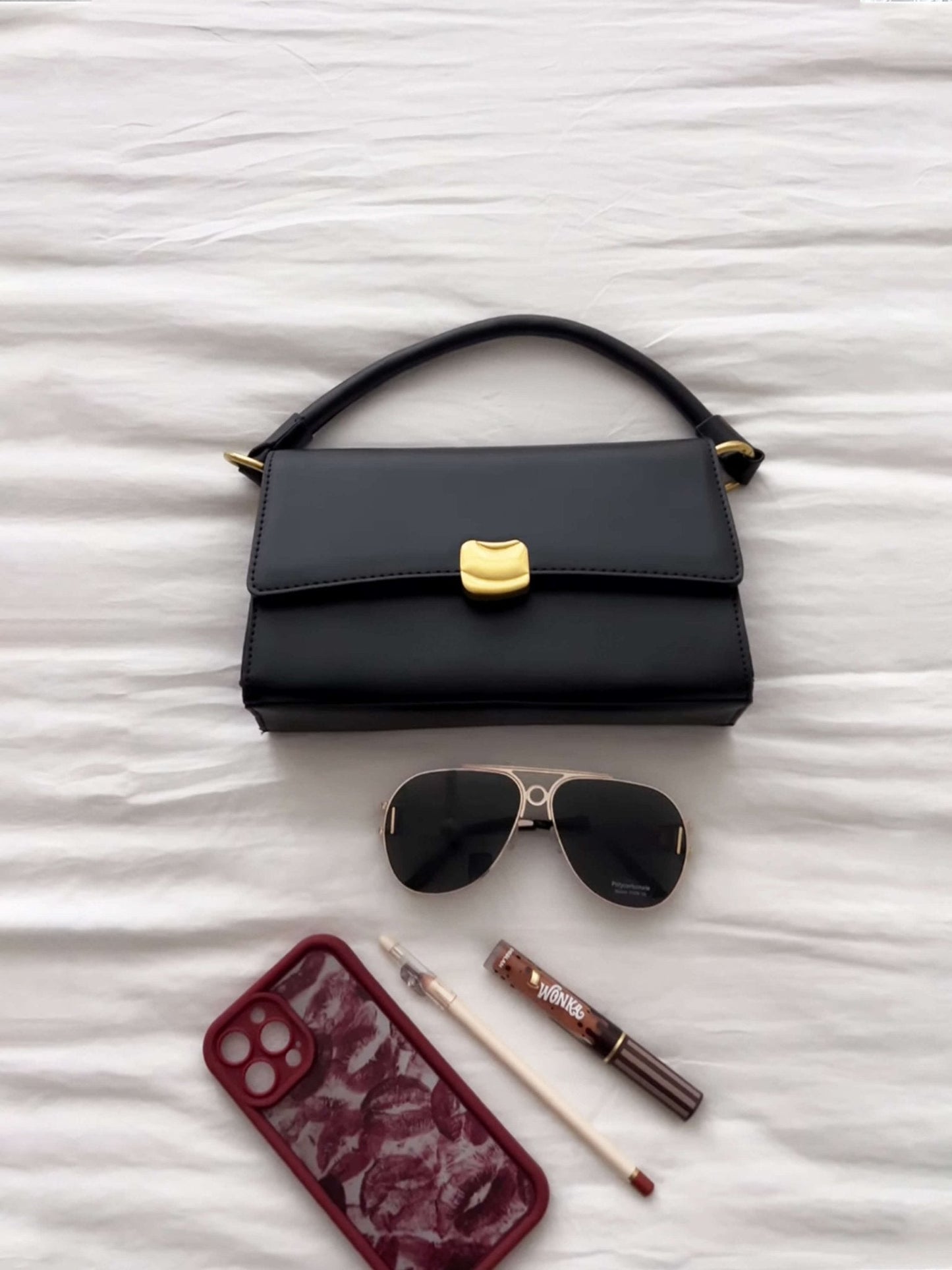 Lila Tasche mit Henkel